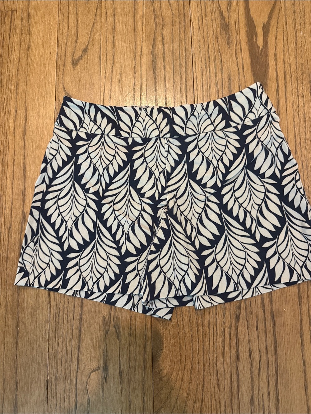 Olivia Grey Navy & Cream Leaf Print Women's Shorts